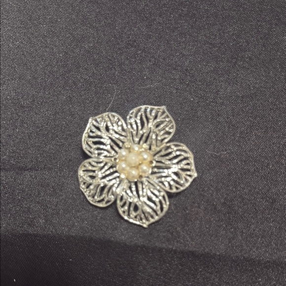 Jewelry - Elegant Silver Floral Brooch